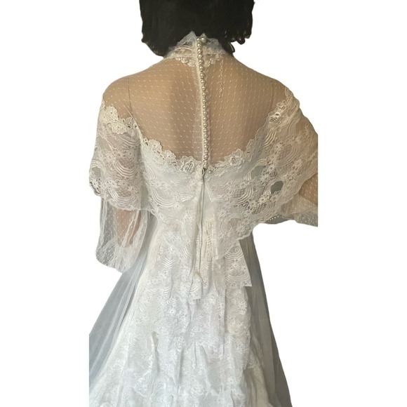 Victorian Elegance: White Wedding Gown by Alfred Angelo" - Picture 4 of 16